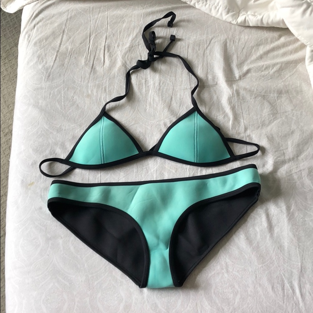 Triangl Bikini - Picture 1 of 3